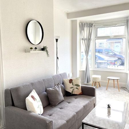 Kisobi Home Bedroom 1 Кингстън ъпон Хъл Екстериор снимка